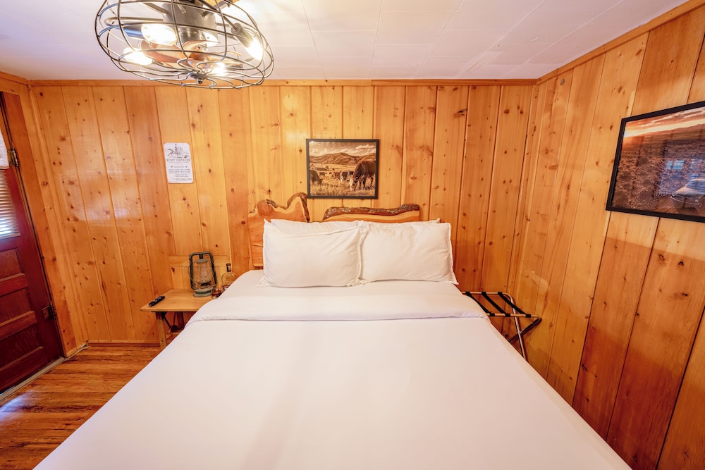 Frontier, Queen Bed