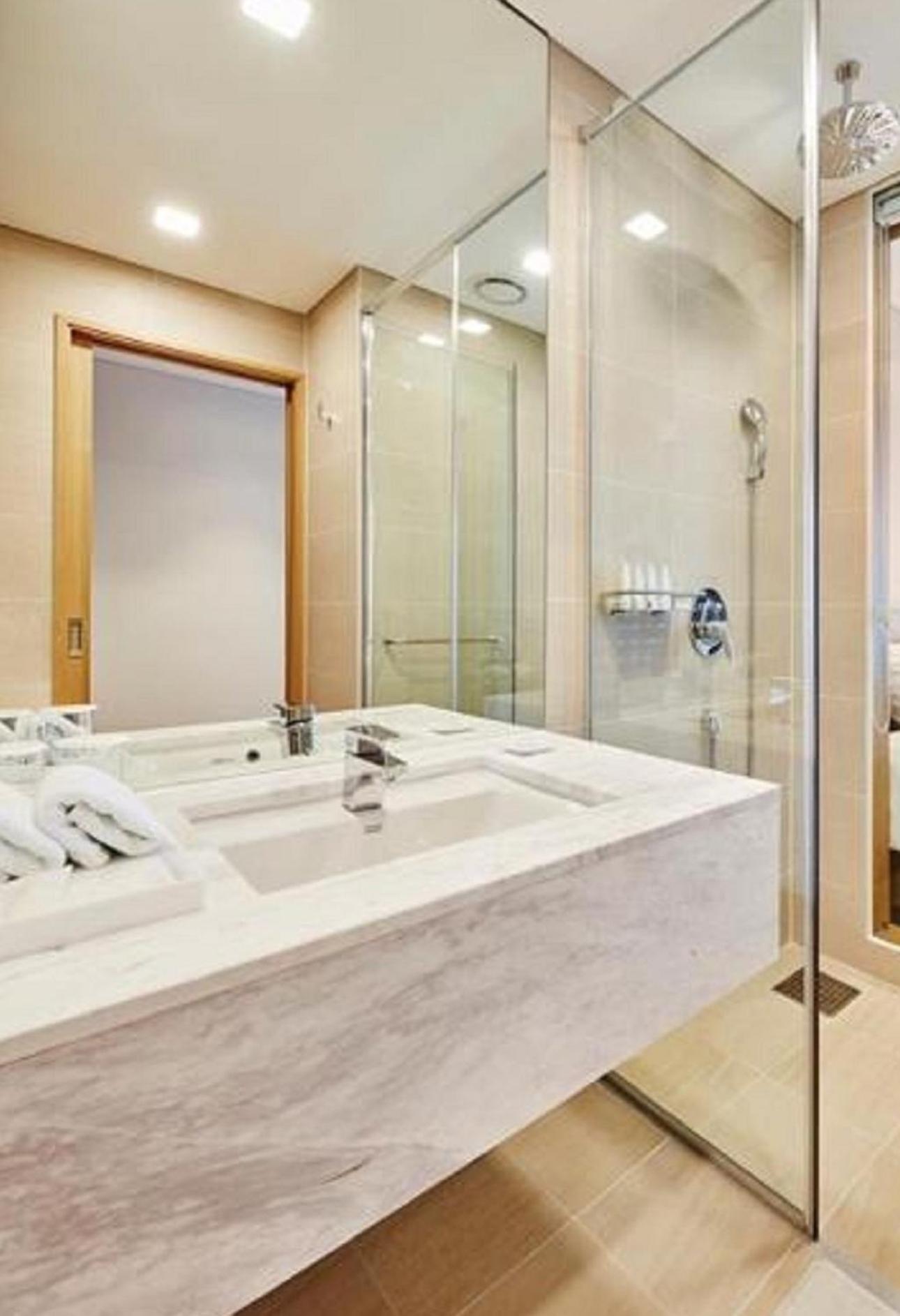 Deluxe, 2 Double Beds, King Bed, Lake View, Pool Access، SkyBay Hotel Gyeongpo 7/7