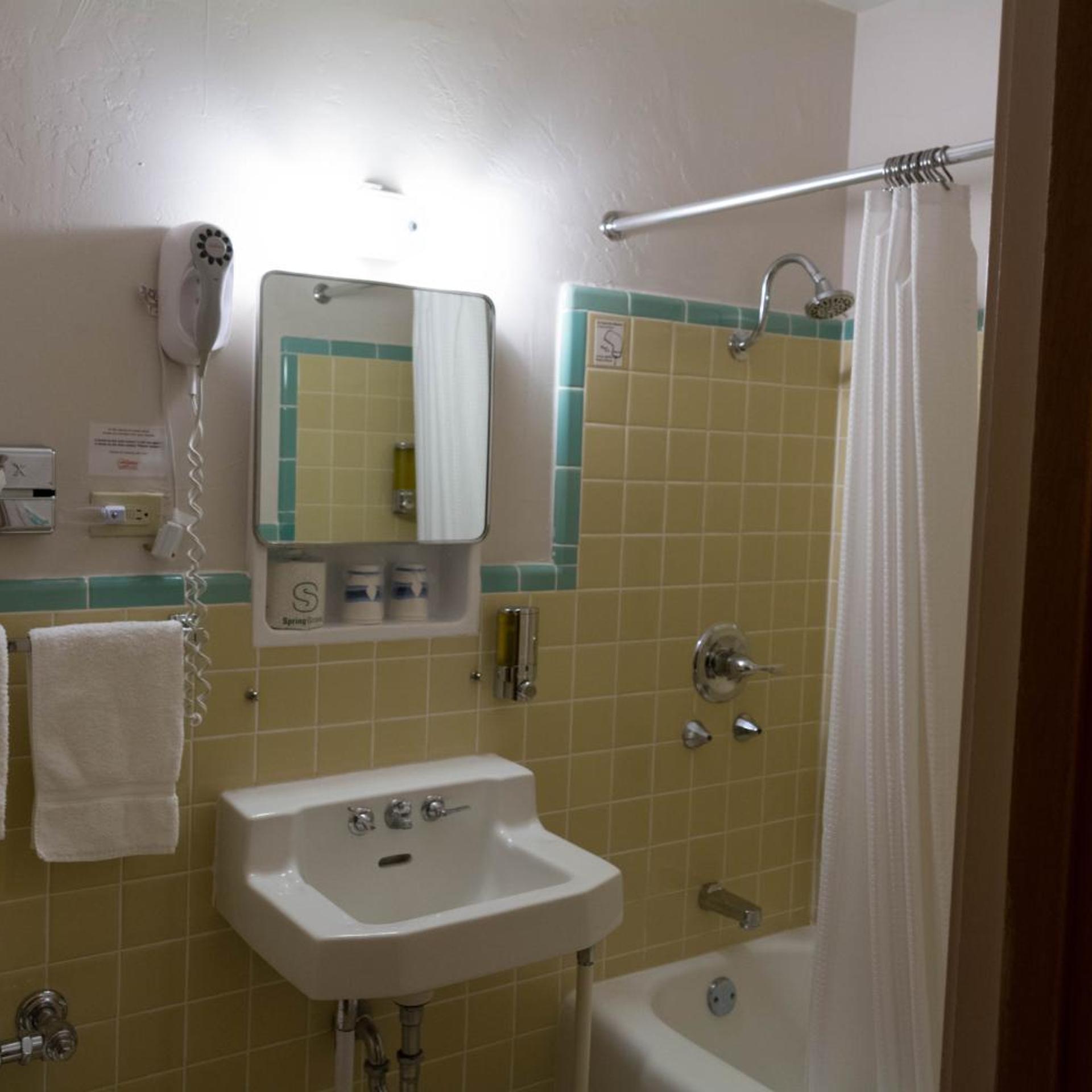 Room, 1 Queen and 1 Double Bed, Holiday Music Motel 4/7