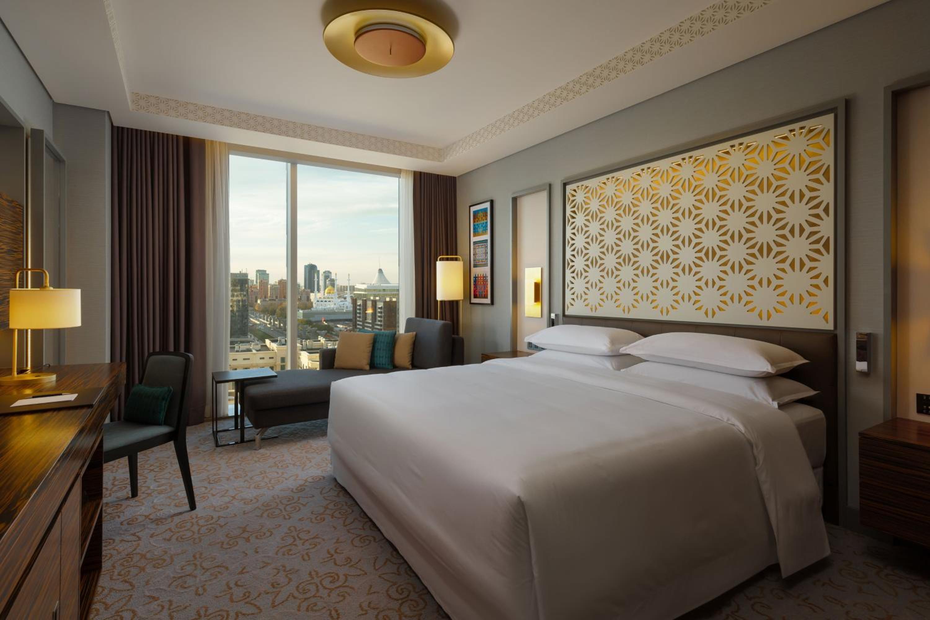 غرفة ديلوكس بسرير كينج، Sheraton Astana Hotel 4/8