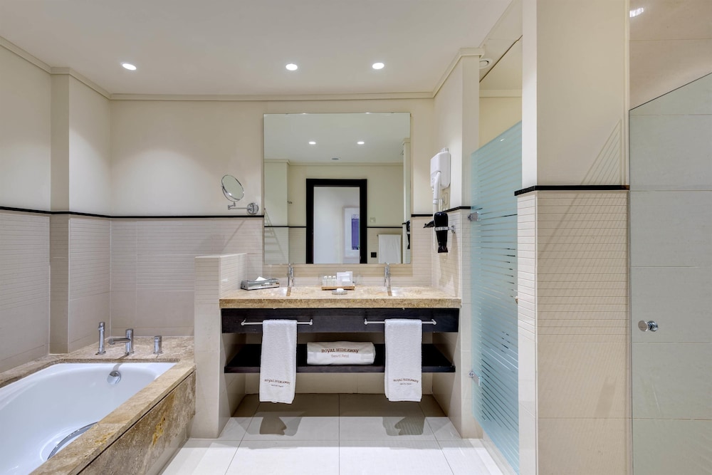 Royal Hideaway Sancti Petri A Member of Barcelo Hotel Group 71/72