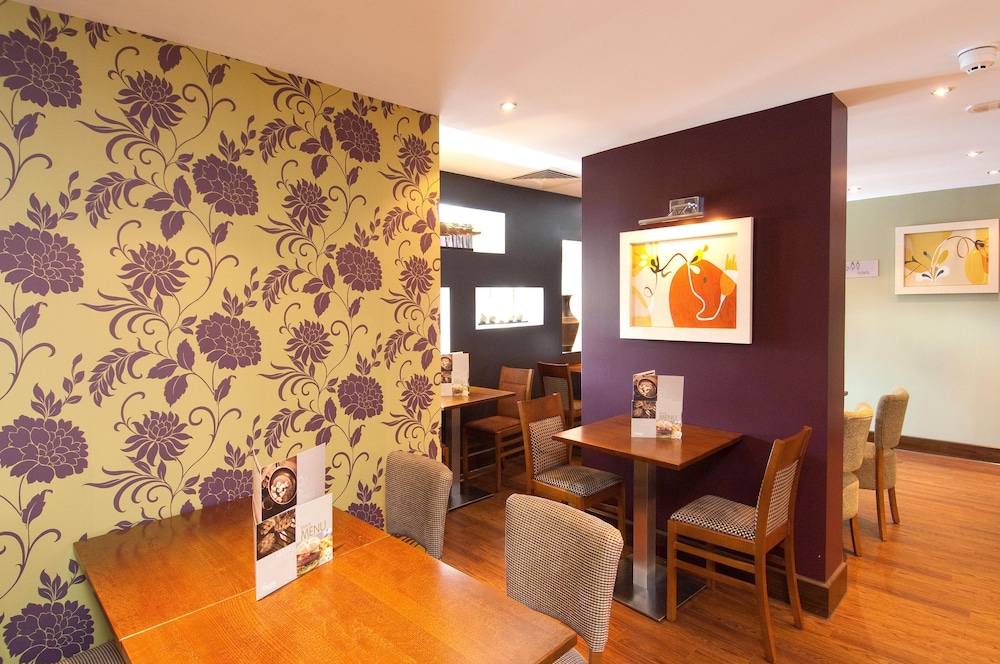 Premier Inn London Gatwick Airport Manor Royal 33/48