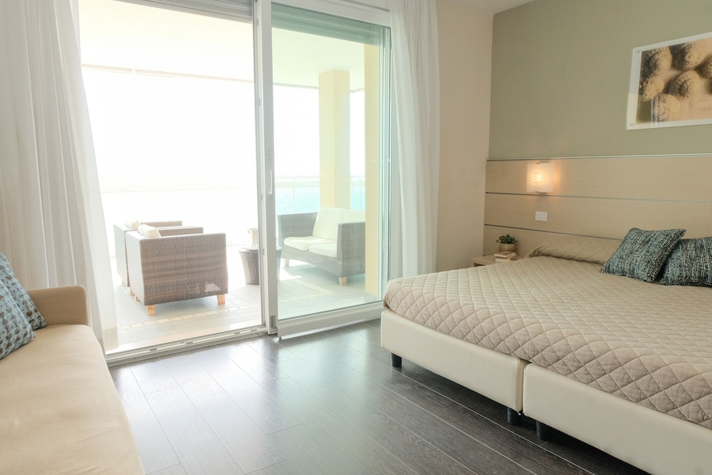 Panoramic, Quadruple, Partial Sea View, Terrace