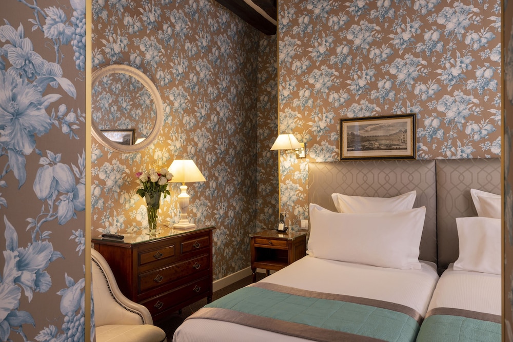 SUITE, COURTYARD VIEW, BATHTUB