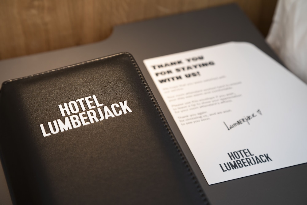 The Lumberjack Hotel 33/71