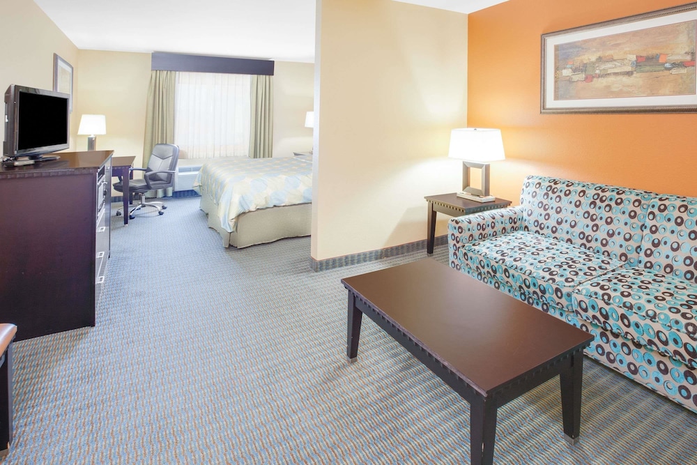 Days Inn & Suites By Wyndham Russellville 25/33