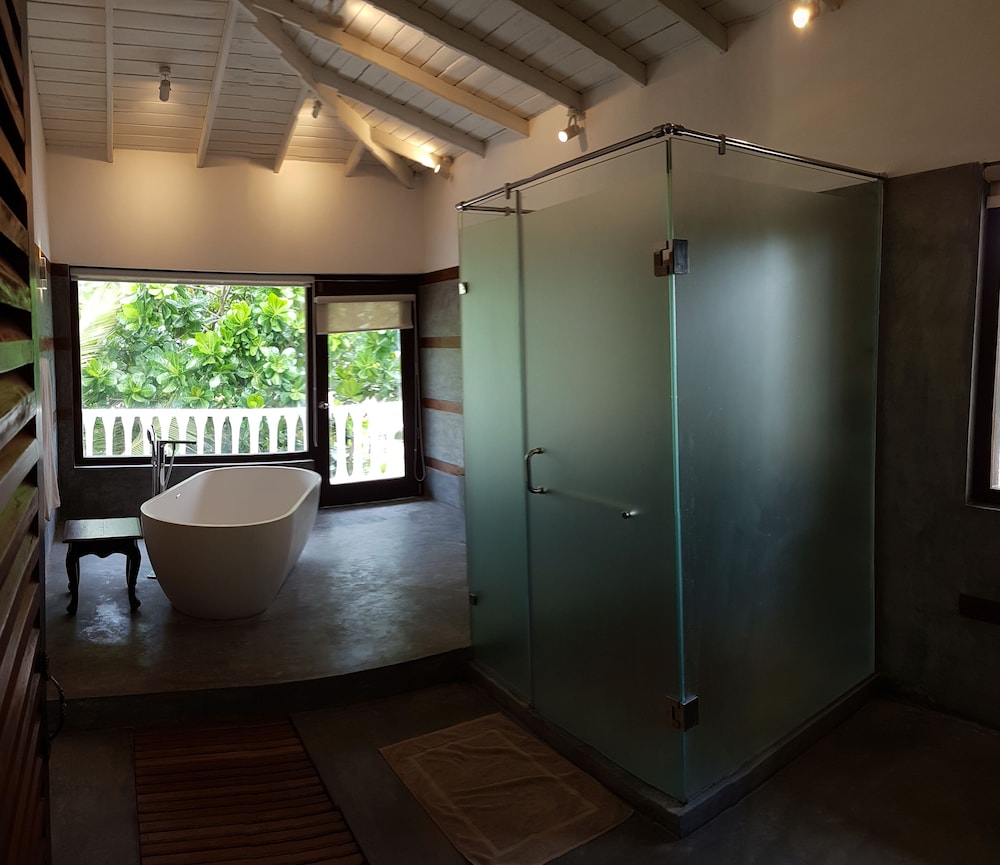 Suite Lanka 22/50
