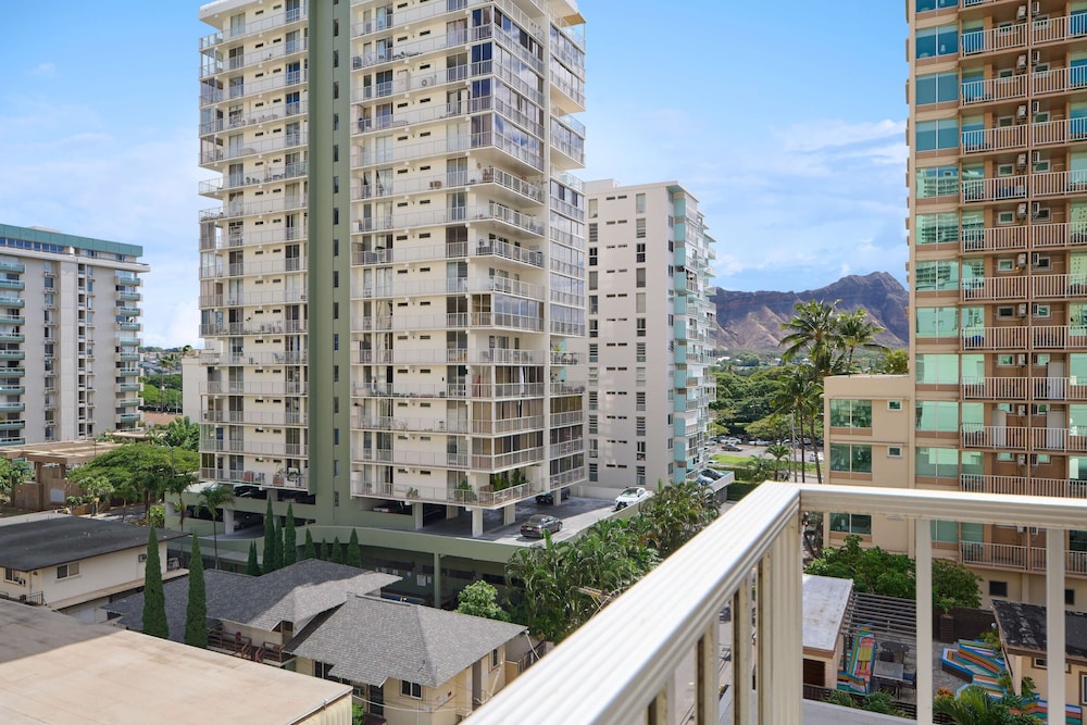 Ewa Hotel Waikiki 4/24