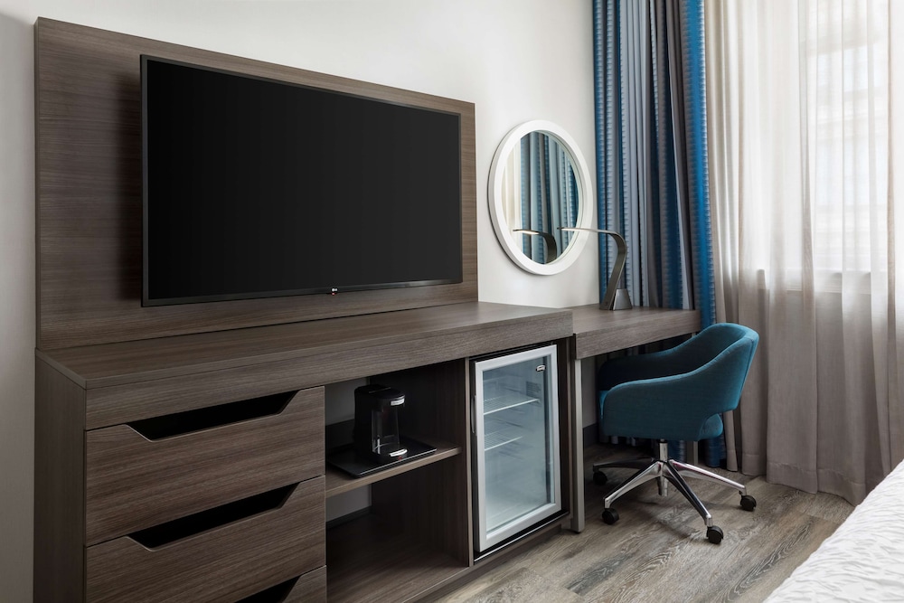 Hampton Inn and Suites Baltimore Inner Harbor 40/41