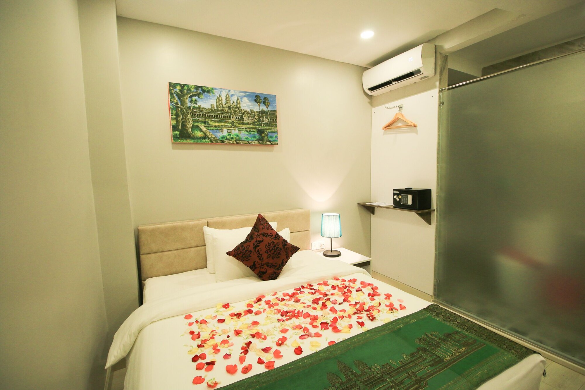 Room, Single, Double Bed, No Window