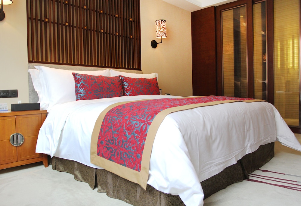 Crowne Plaza Yading 24/81