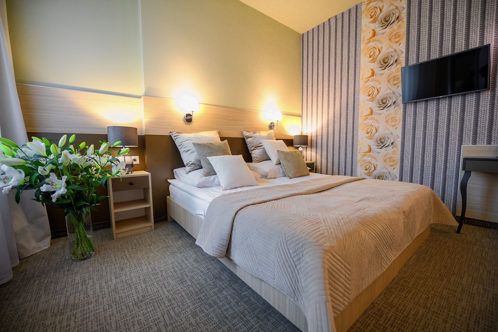 ROOM, SINGLE