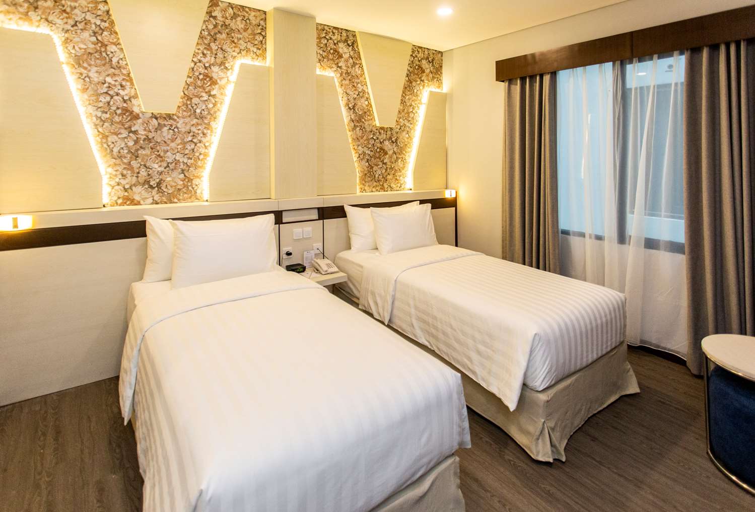 Deluxe, Twin Beds
