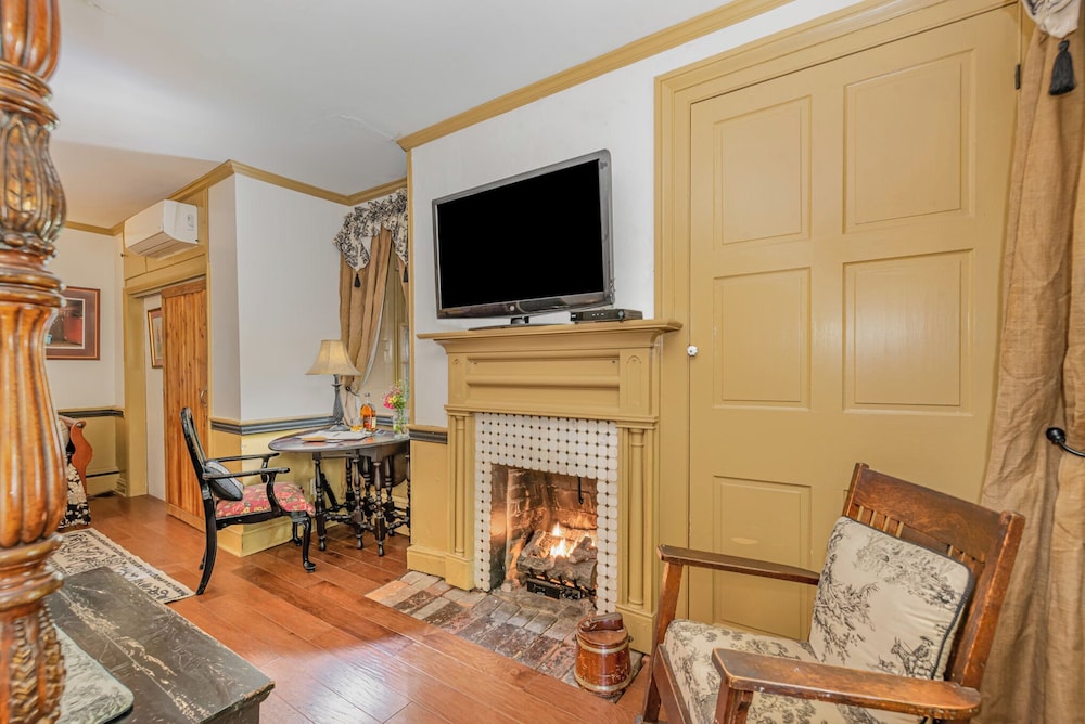 Fallen Tree Farm Bed & Breakfast 25/50