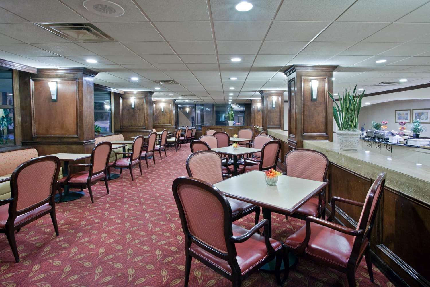 La Quinta Inn & Suites by Wyndham Downtown Conference Center 28/33