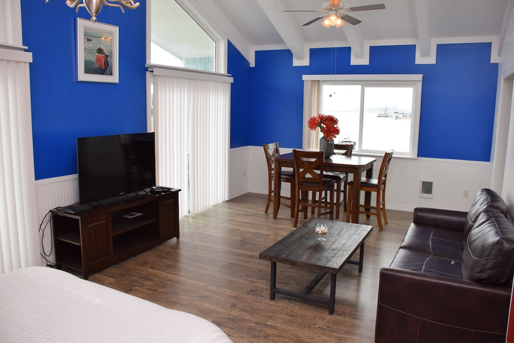 Longliner Lodge and Suites 35/41
