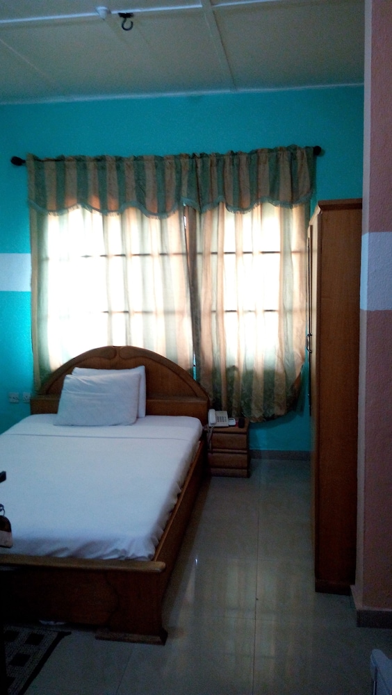 ROOM, SINGLE