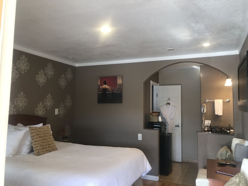 Chardonnay Lodge 12/46