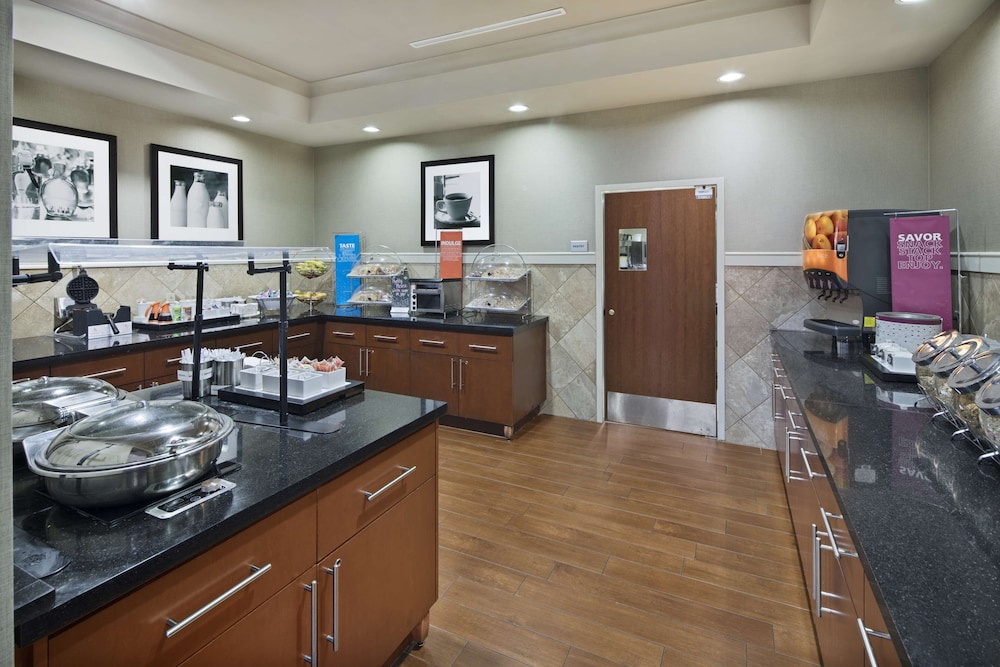 Hampton Inn Suites Little Rock Downtown 24/35