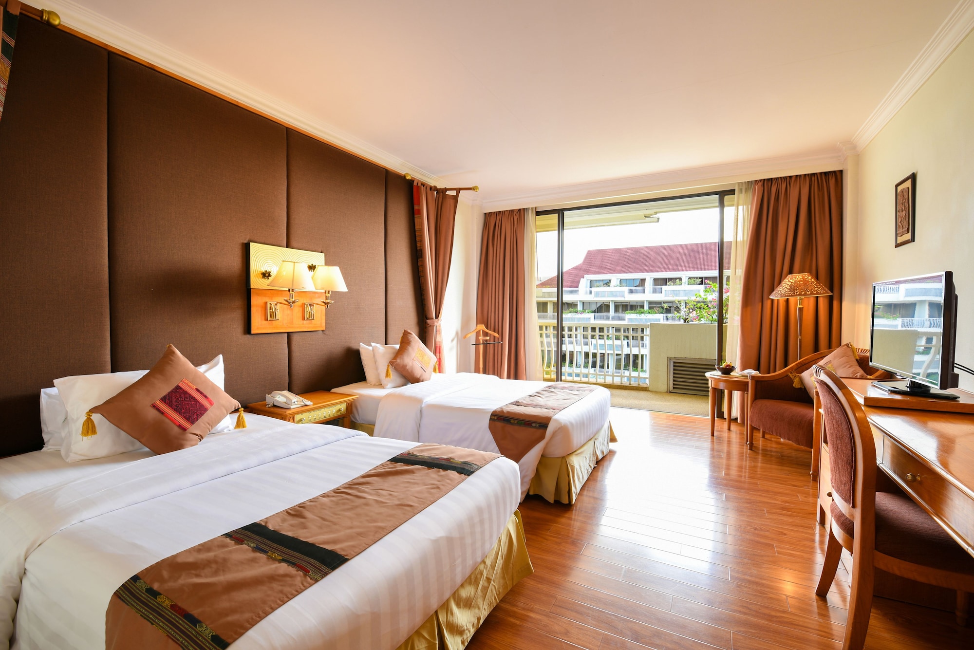 DELUXE, TWIN BEDS