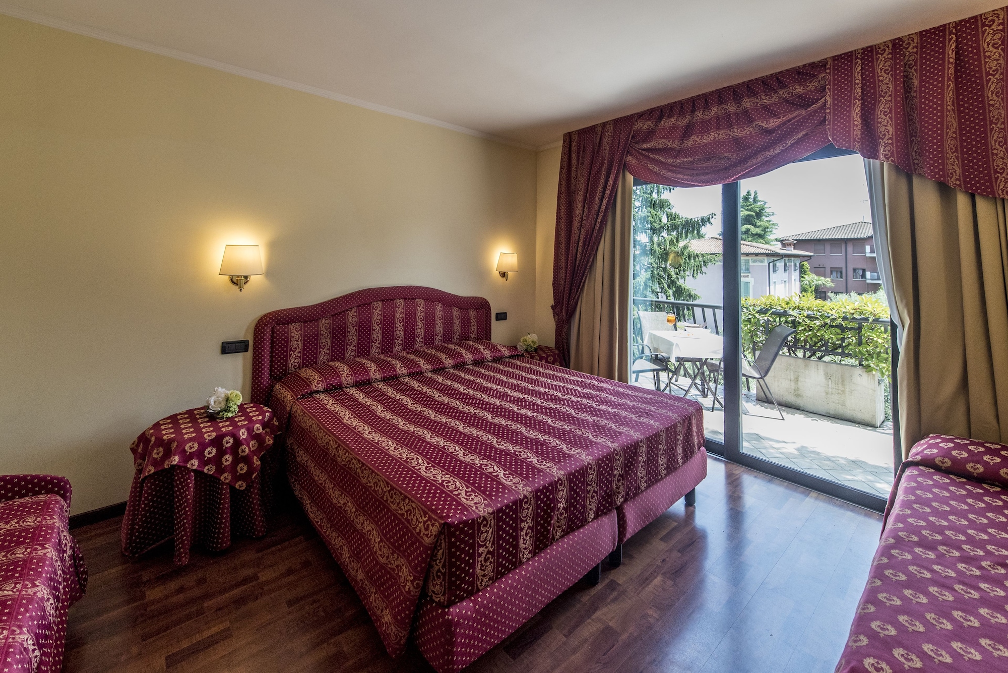 COMFORT, TRIPLE, QUEEN BED, SOFA