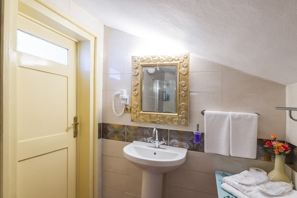 Anastasia Meziki Hotel 47/49