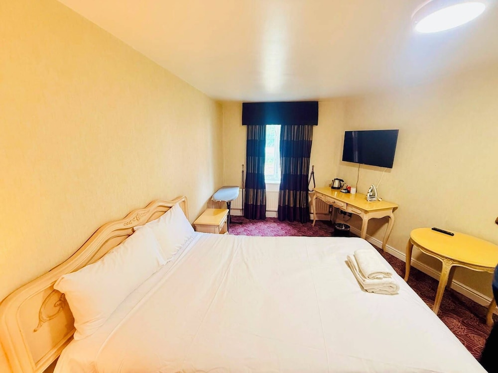 Deluxe Double Room, Wrexham Llyndir Hotel By Belvilla 4/10