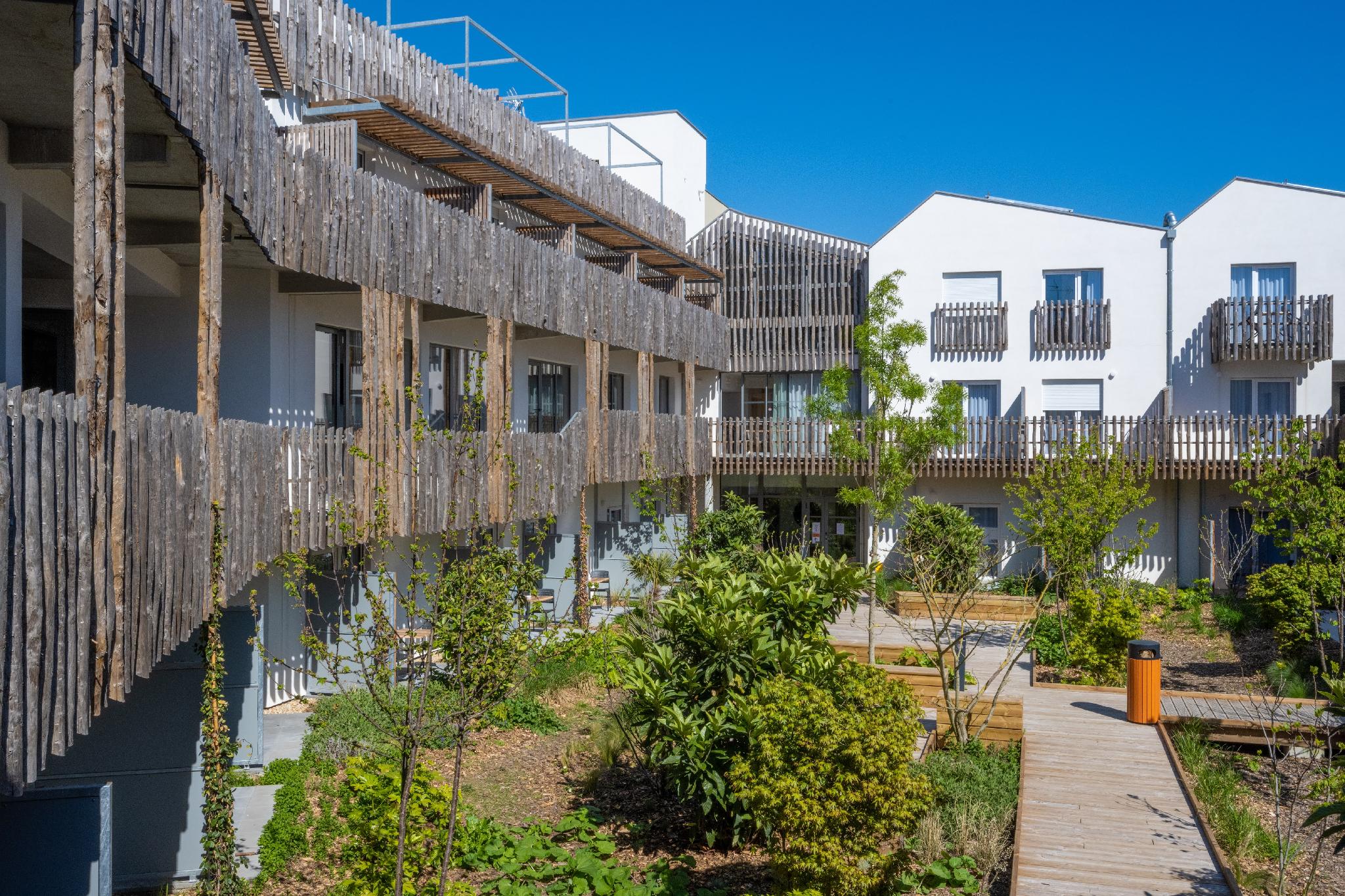 ATHOME RESIDENCE ET SPA 37/40