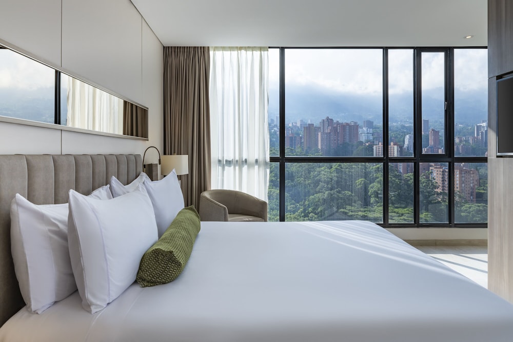 Diamond, Deluxe, King Bed, City View