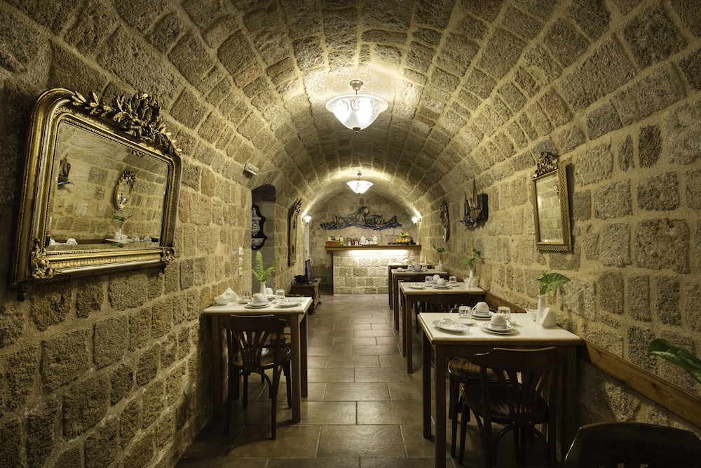 Camelot Traditional And Classic Hotel 40/56