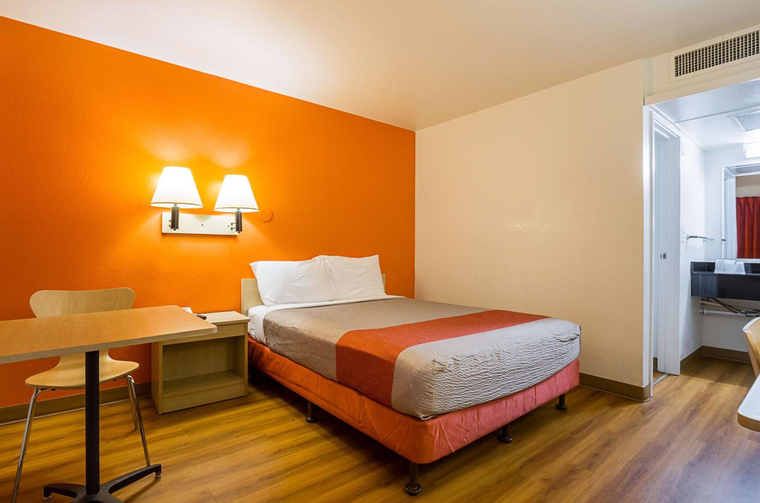 1 Full Bed ADA/Tub، Motel6 Mesa, AZ - North 7/10