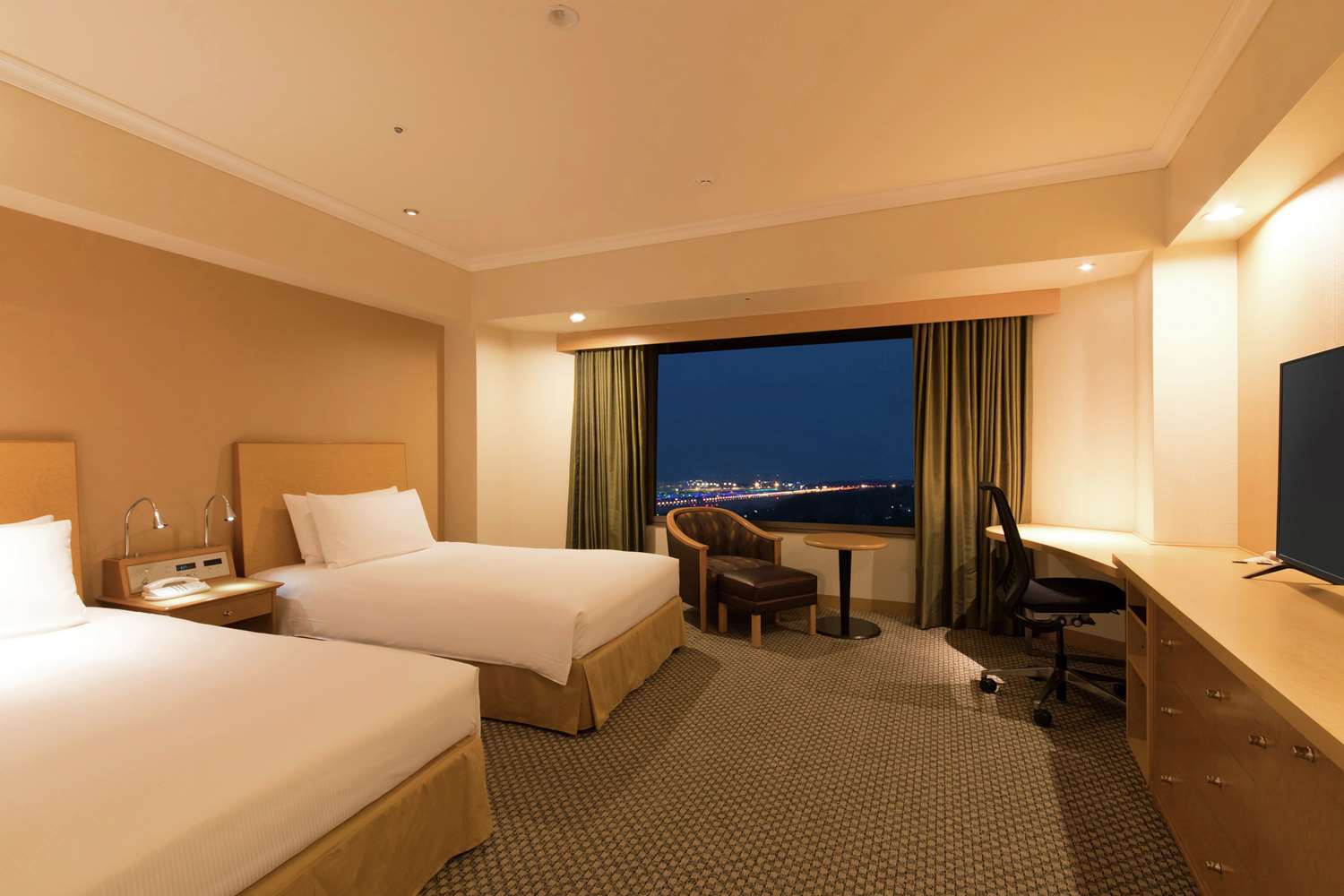 Deluxe, Twin Beds, Airport View, High Floor