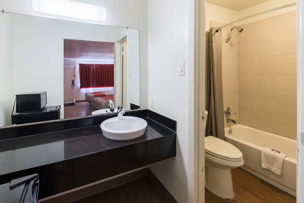 غرفة قياسية بسرير كينج لذوي الإعاقة، Motel6 Stephenville, TX 4/5