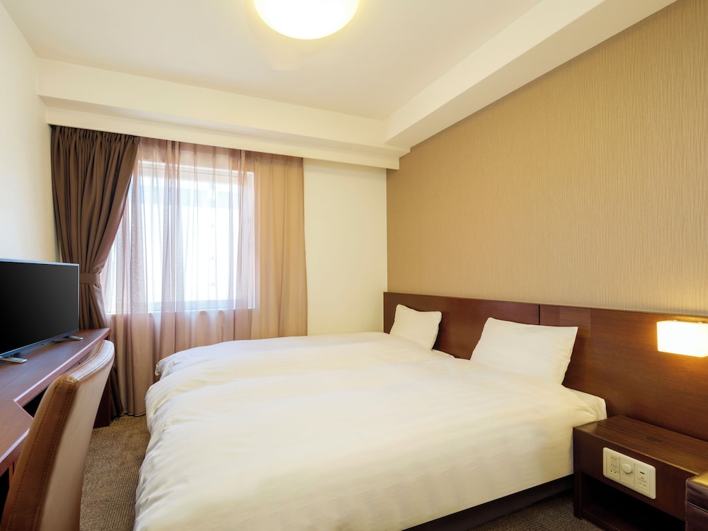 HOLLYWOOD, COMPACT, TWIN BEDS, PRIVATE BATHROOM