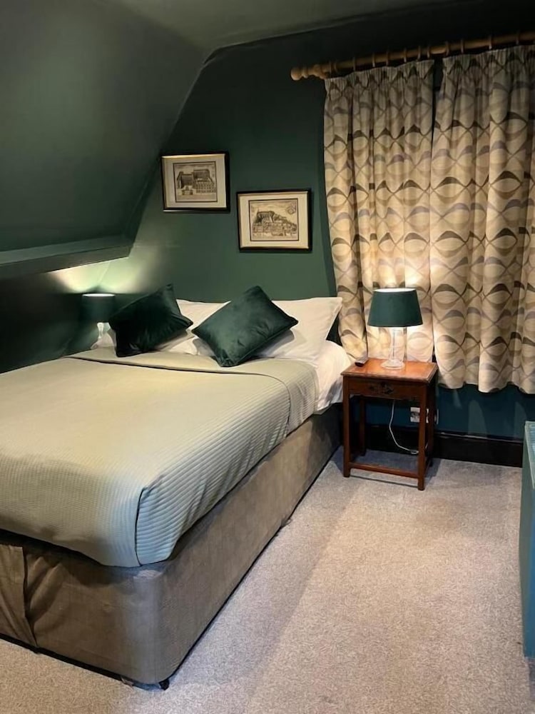 Standard, Double Bed, Queens Court Hotel 2/6