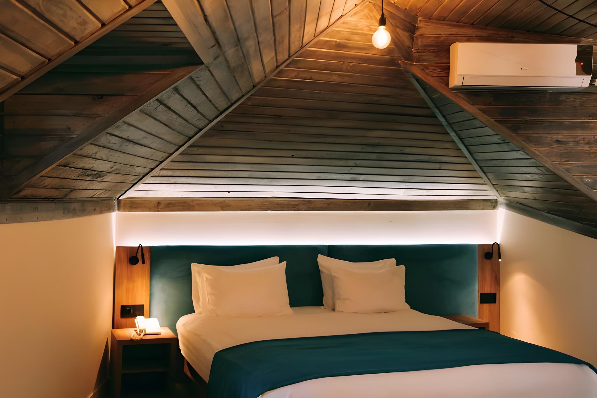 Mansard, Queen Bed