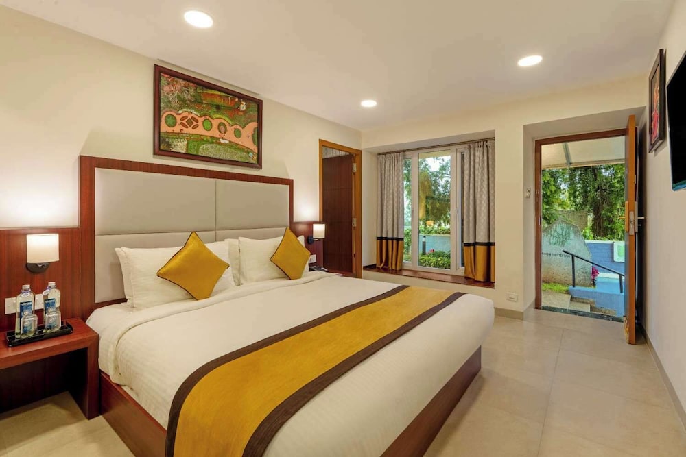 2 Bedrooms, Family Suite, 2 King Beds, Valley View