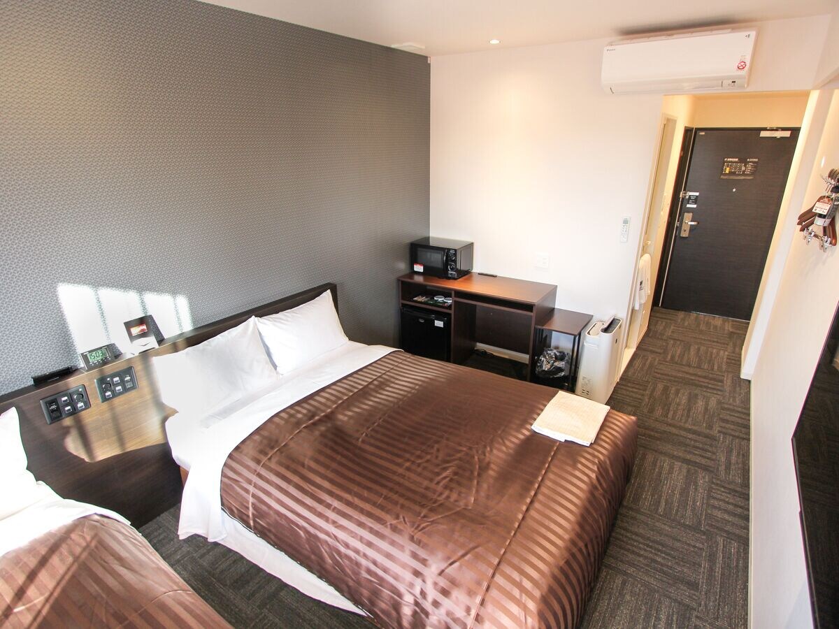 ROOM, TWIN BEDS