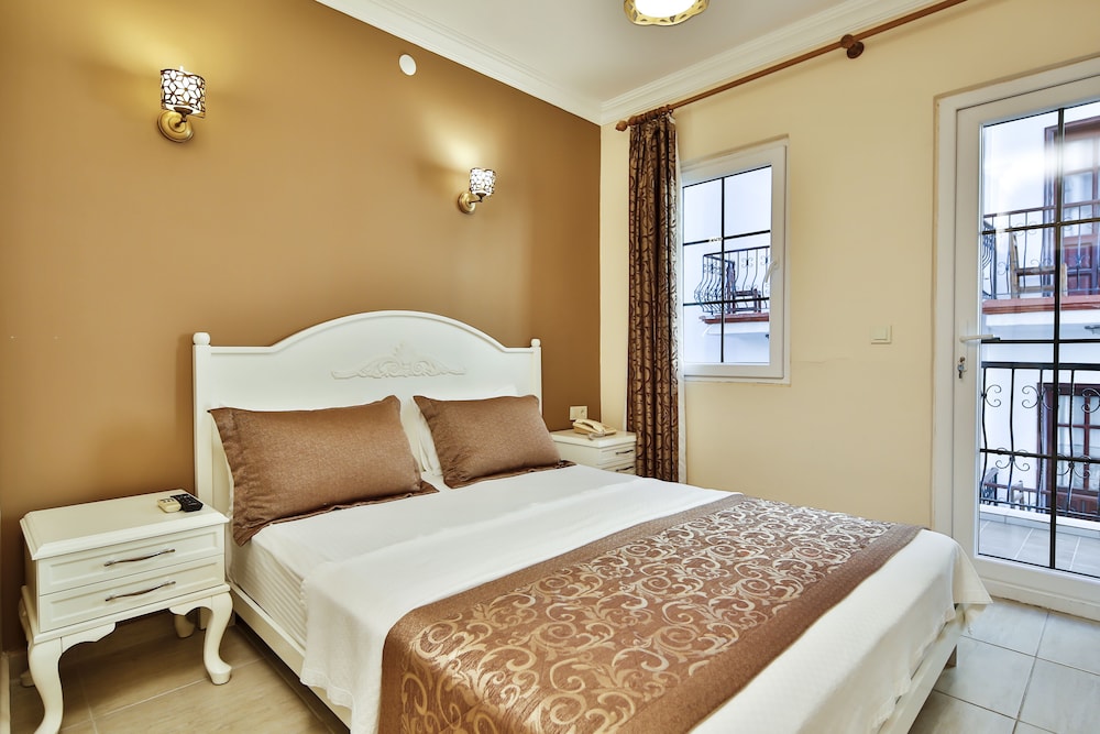 STANDARD, DOUBLE BED, PARTIAL SEA VIEW, SMOKING