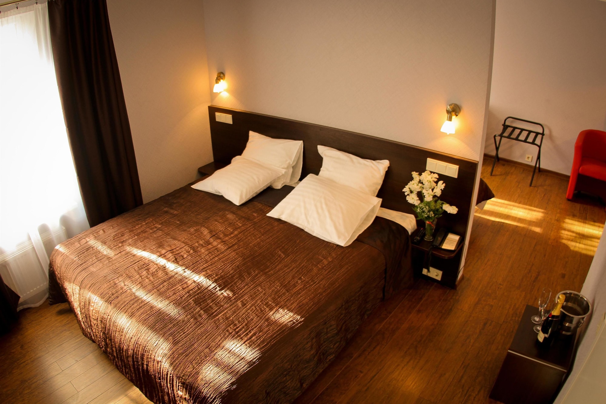 ROOM, QUADRUPLE