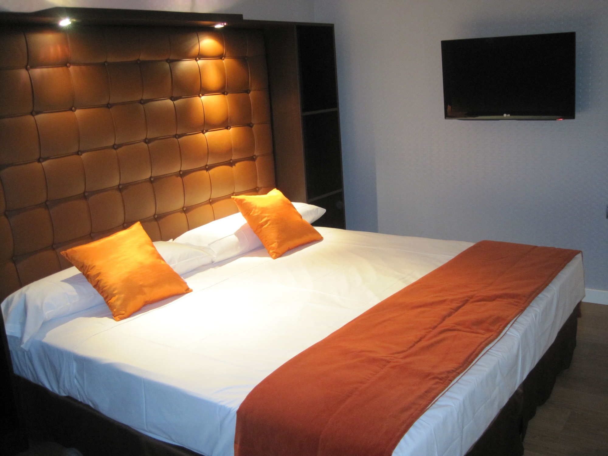 ROOM, SINGLE, QUEEN BED