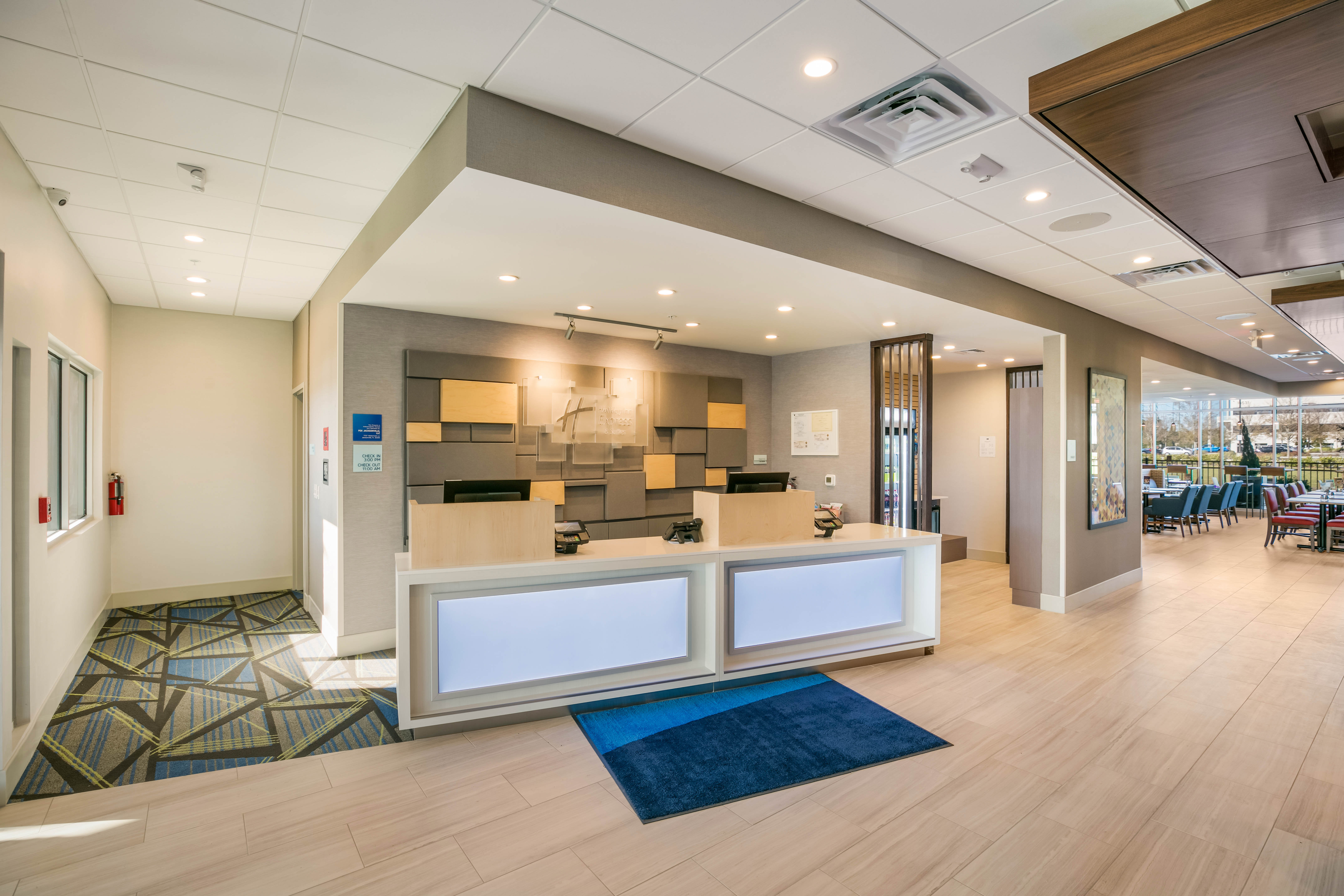 Holiday Inn Express Suites Jacksonville Town Center 6/46
