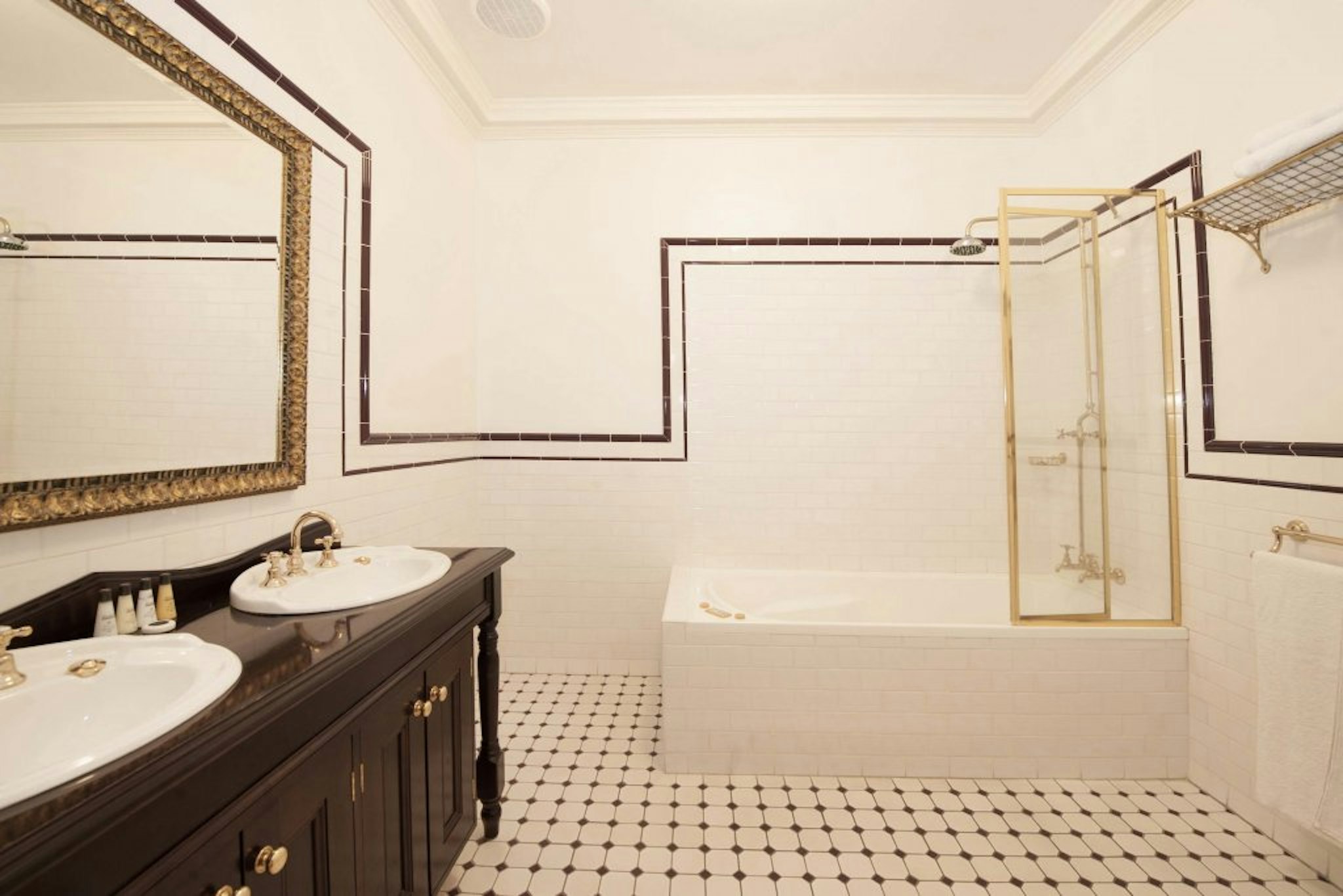 Cobb & Co Court Boutique Hotel 27/29