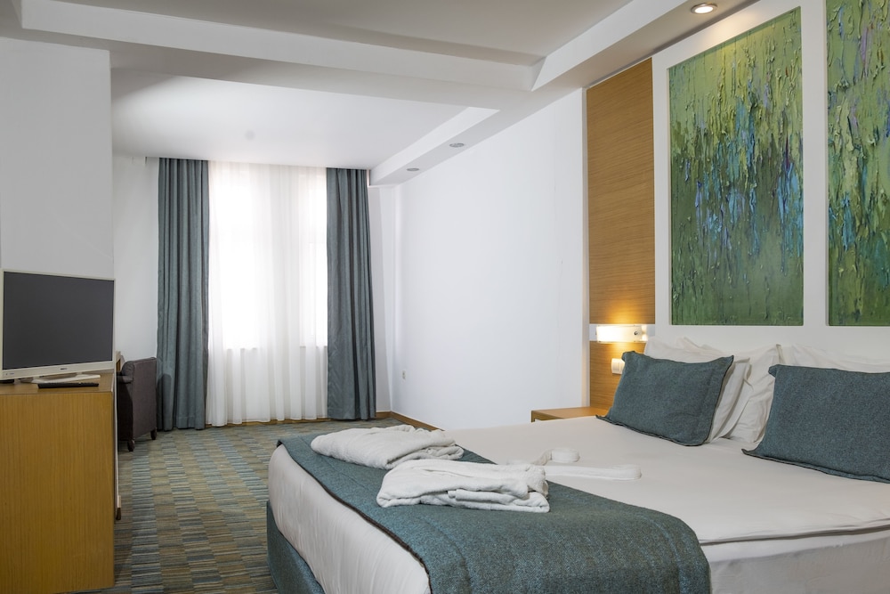 STANDARD, DOUBLE OR TWIN BED, MAIN BUILDING