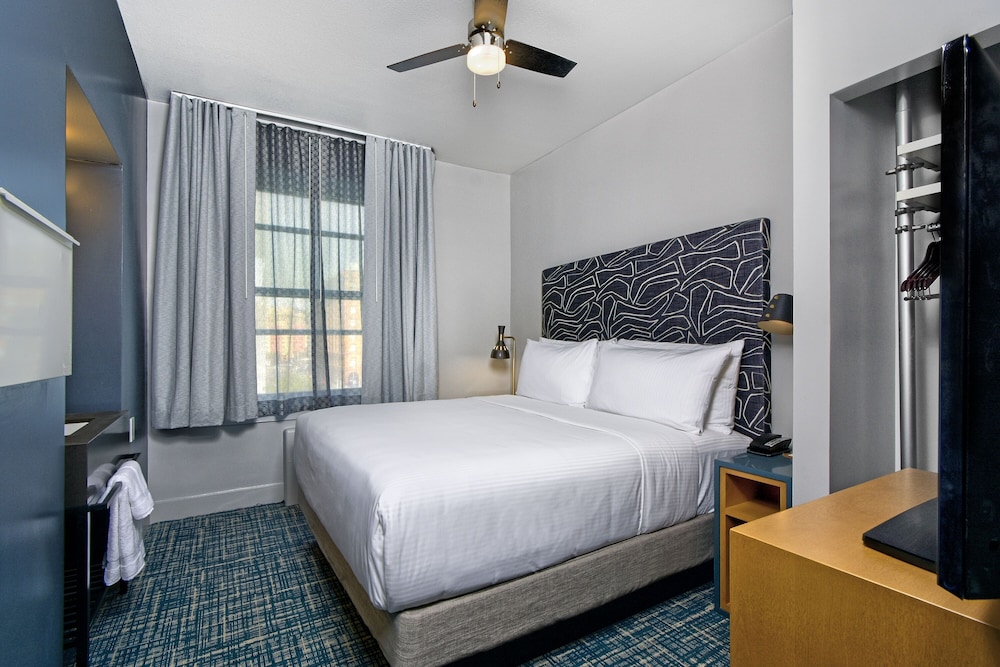 SUPERIOR, KING BED, ACCESSIBLE