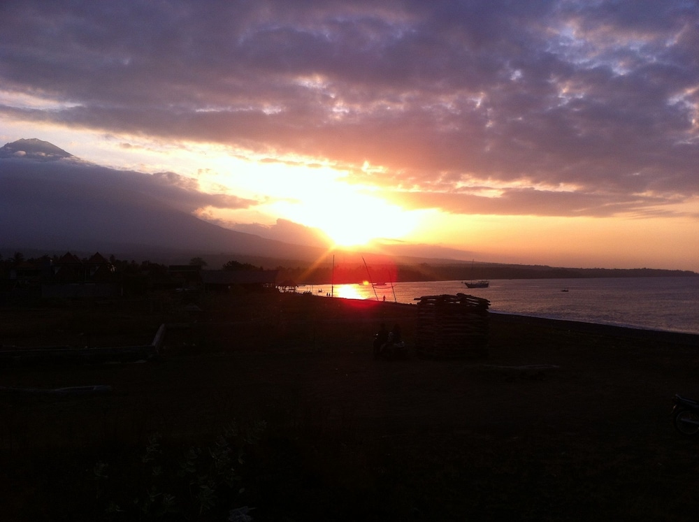 Amed Sari Beach Guesthouse 40/50