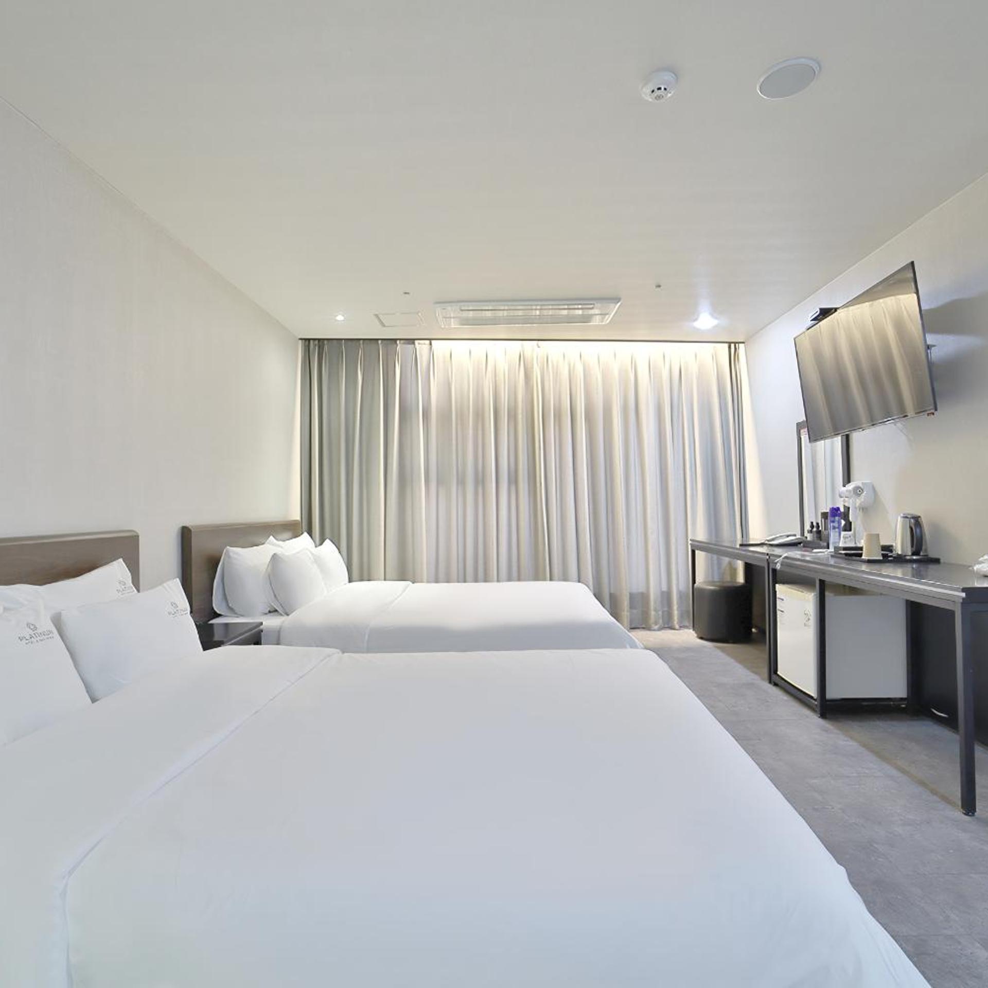 DELUXE, TWIN BEDS