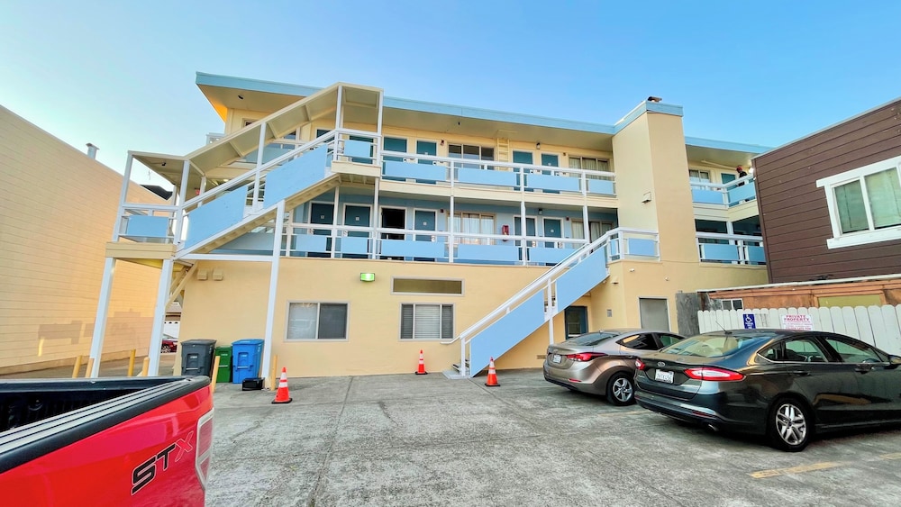 Beach Motel thumb 4