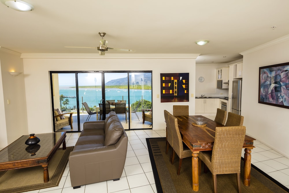 Jack Newell Holiday Apartments 48/74