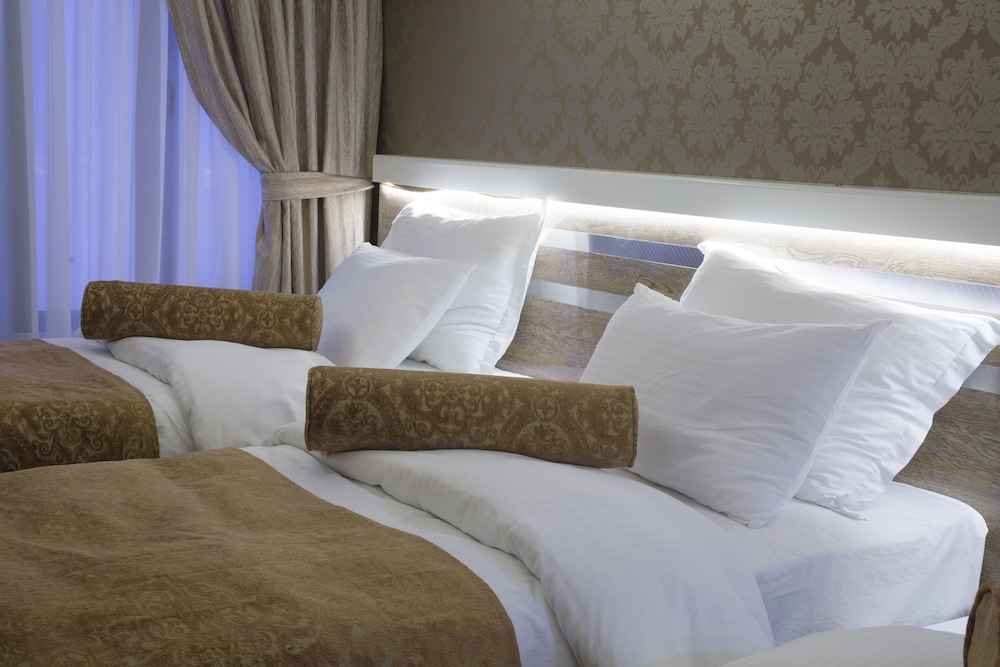 GOLDEN RAIN HOTEL 12/25